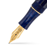 Nahaufnahme der Goldfeder am blauen Acryl-Griffstück des Lady Churchill Blue Stardust Stifts