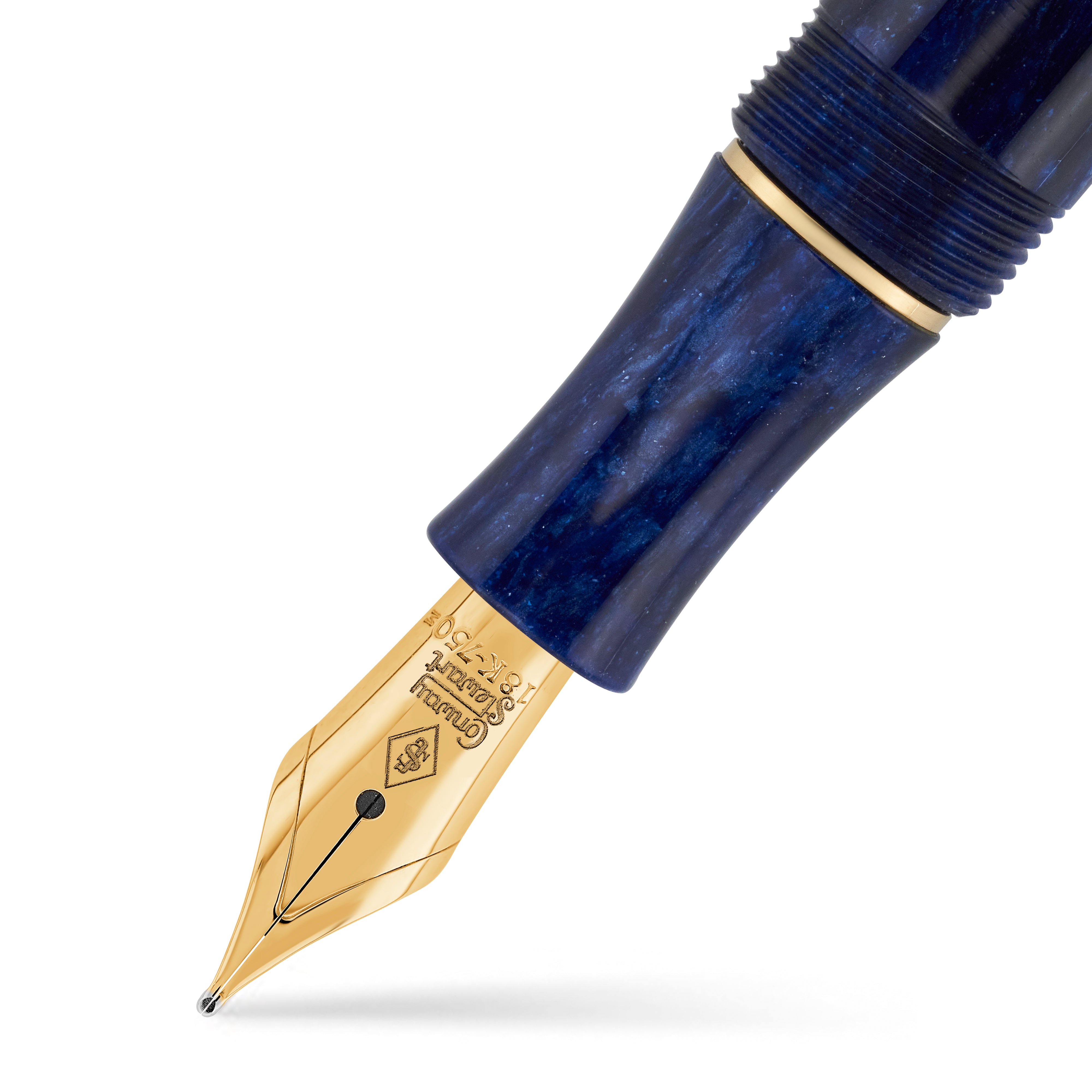 Nahaufnahme der Goldfeder am blauen Acryl-Griffstück des Lady Churchill Blue Stardust Stifts
