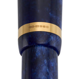 Nahaufnahme des mit Punzen gestempelten goldenen Kappenrings des Lady Churchill Blue Stardust Stifts