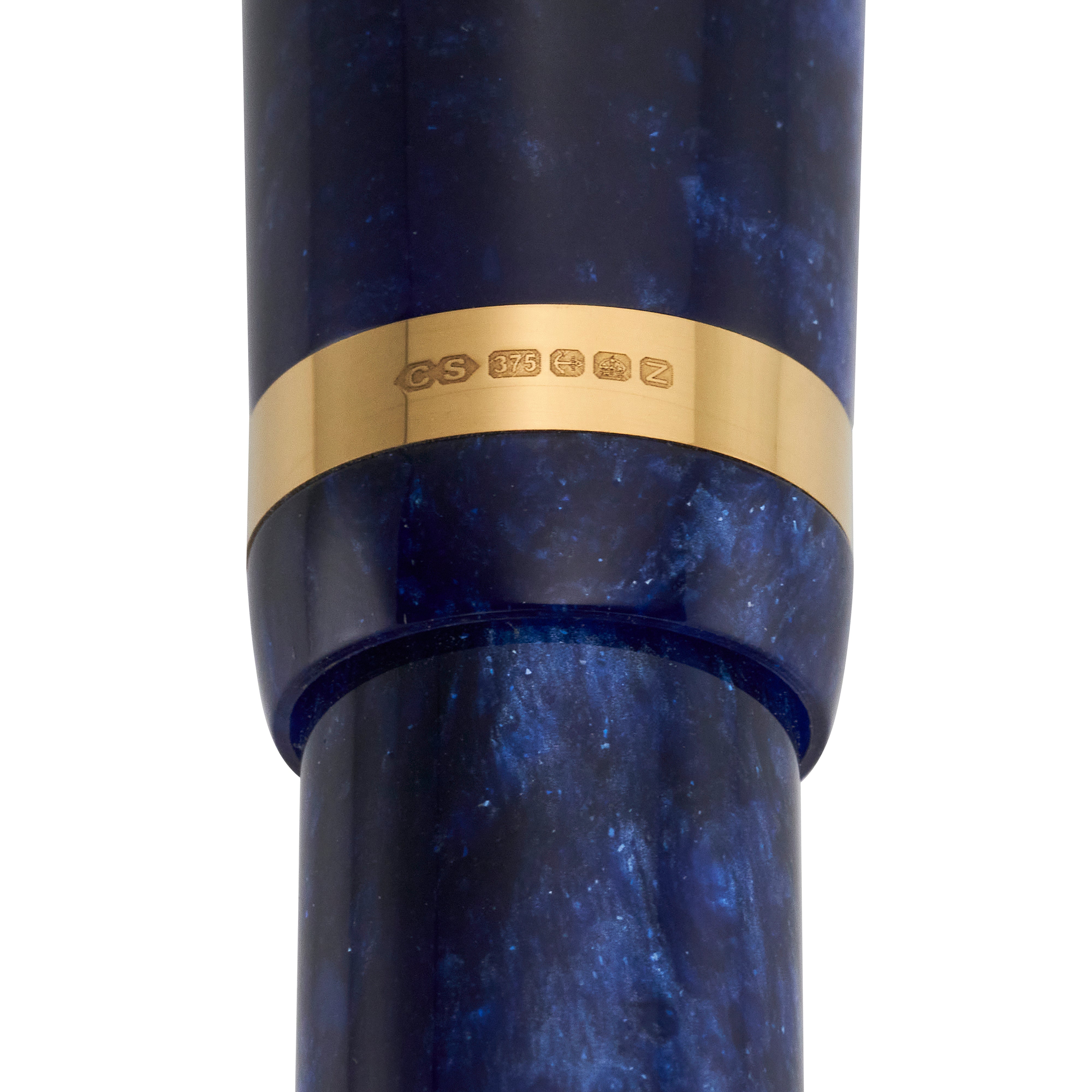 Nahaufnahme des mit Punzen gestempelten goldenen Kappenrings des Lady Churchill Blue Stardust Stifts