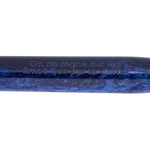 Schaft mit französischer Inschrift graviert, am Lady Churchill Blue Stardust Stift