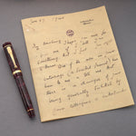 Stylo-plume Lady Churchill Burgundy Pearl à côté d'un fac-similé de lettre manuscrite datée du 27 juin 1940