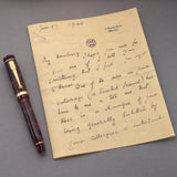 Stylo-plume Lady Churchill Burgundy Pearl à côté d'un fac-similé de lettre manuscrite datée du 27 juin 1940