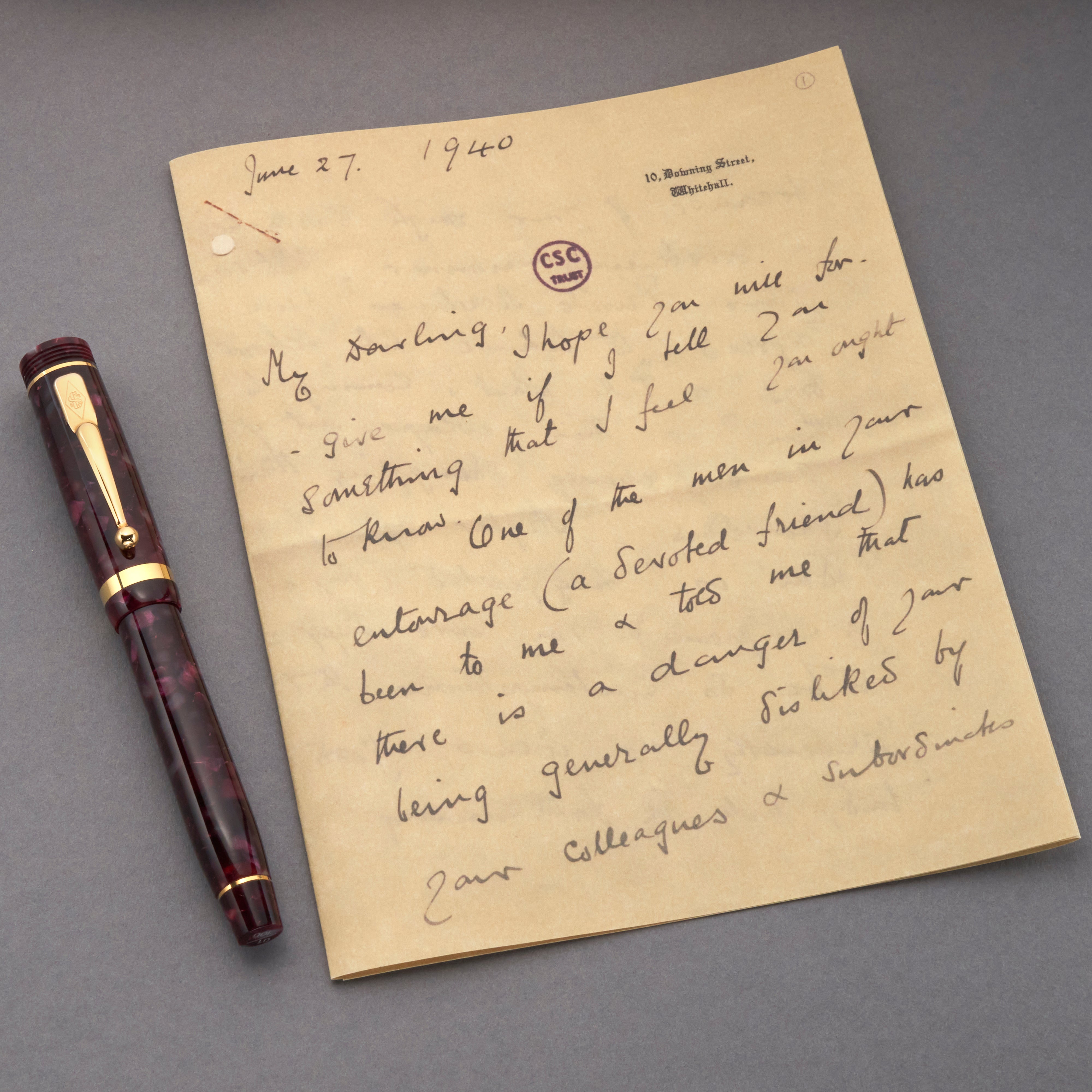 Stylo-plume Lady Churchill Burgundy Pearl à côté d'un fac-similé de lettre manuscrite datée du 27 juin 1940