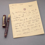 Stylo-plume Lady Churchill Burgundy Pearl fermé, posé à côté du même fac-similé de lettre