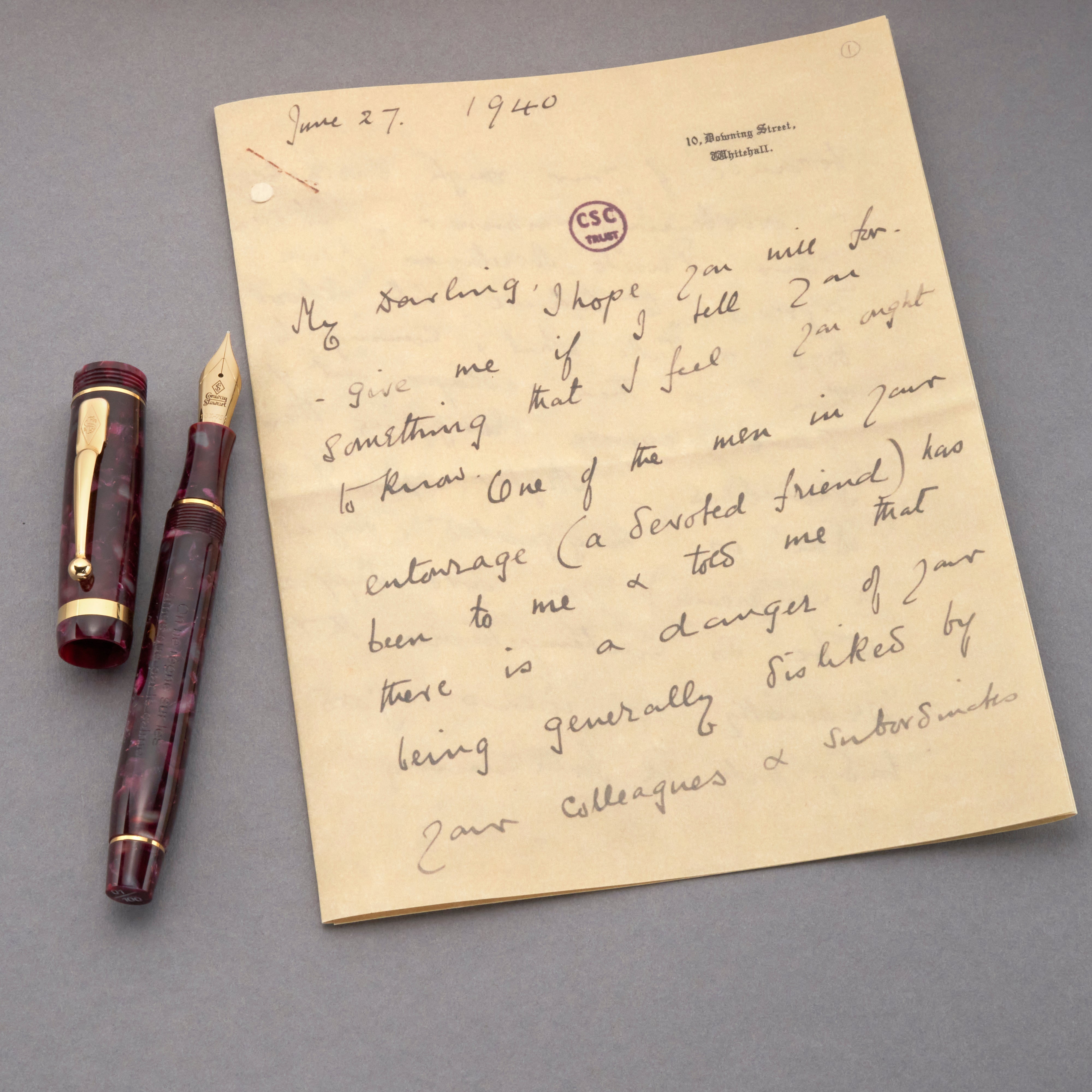 Stylo-plume Lady Churchill Burgundy Pearl fermé, posé à côté du même fac-similé de lettre