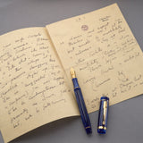 Lady Churchill Blue Stardust Stift und Kappe liegend auf einer Reproduktion eines handgeschriebenen Briefs