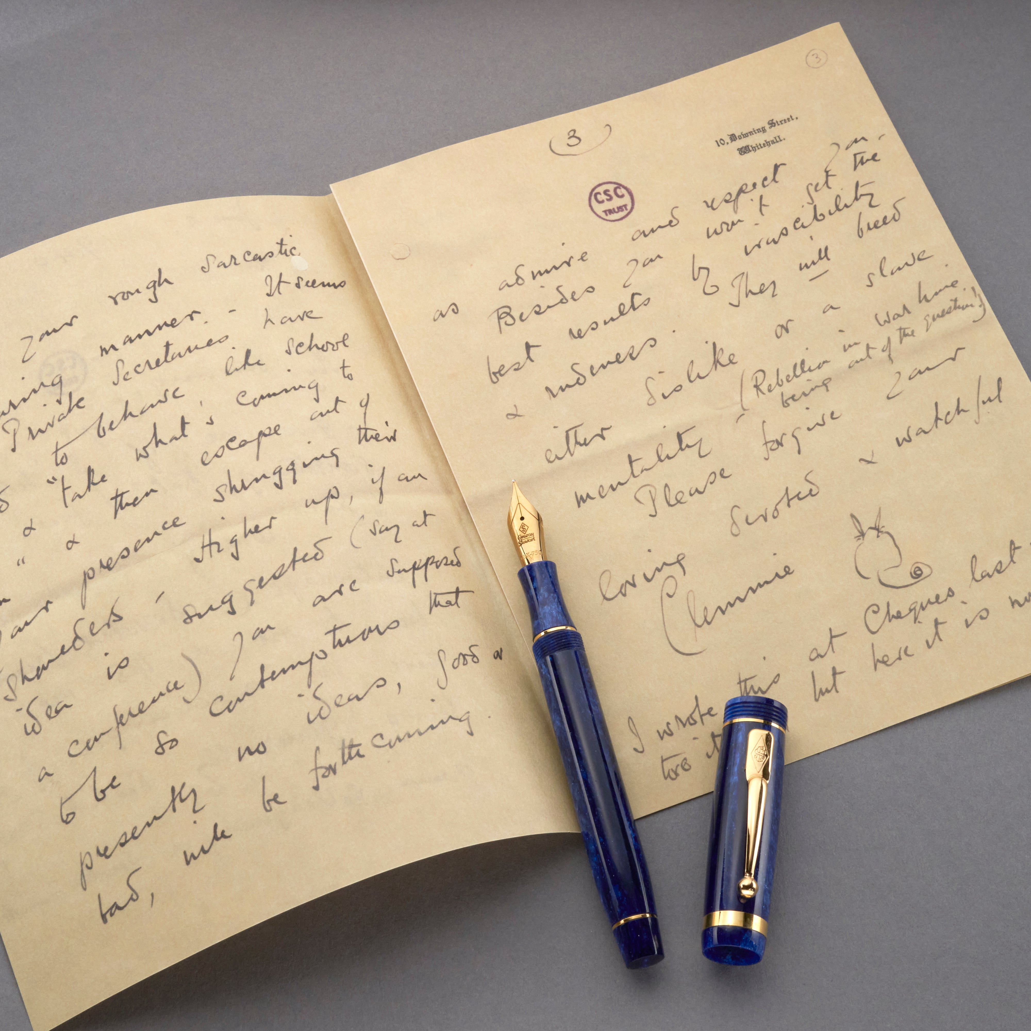 Lady Churchill Blue Stardust Stift und Kappe liegend auf einer Reproduktion eines handgeschriebenen Briefs