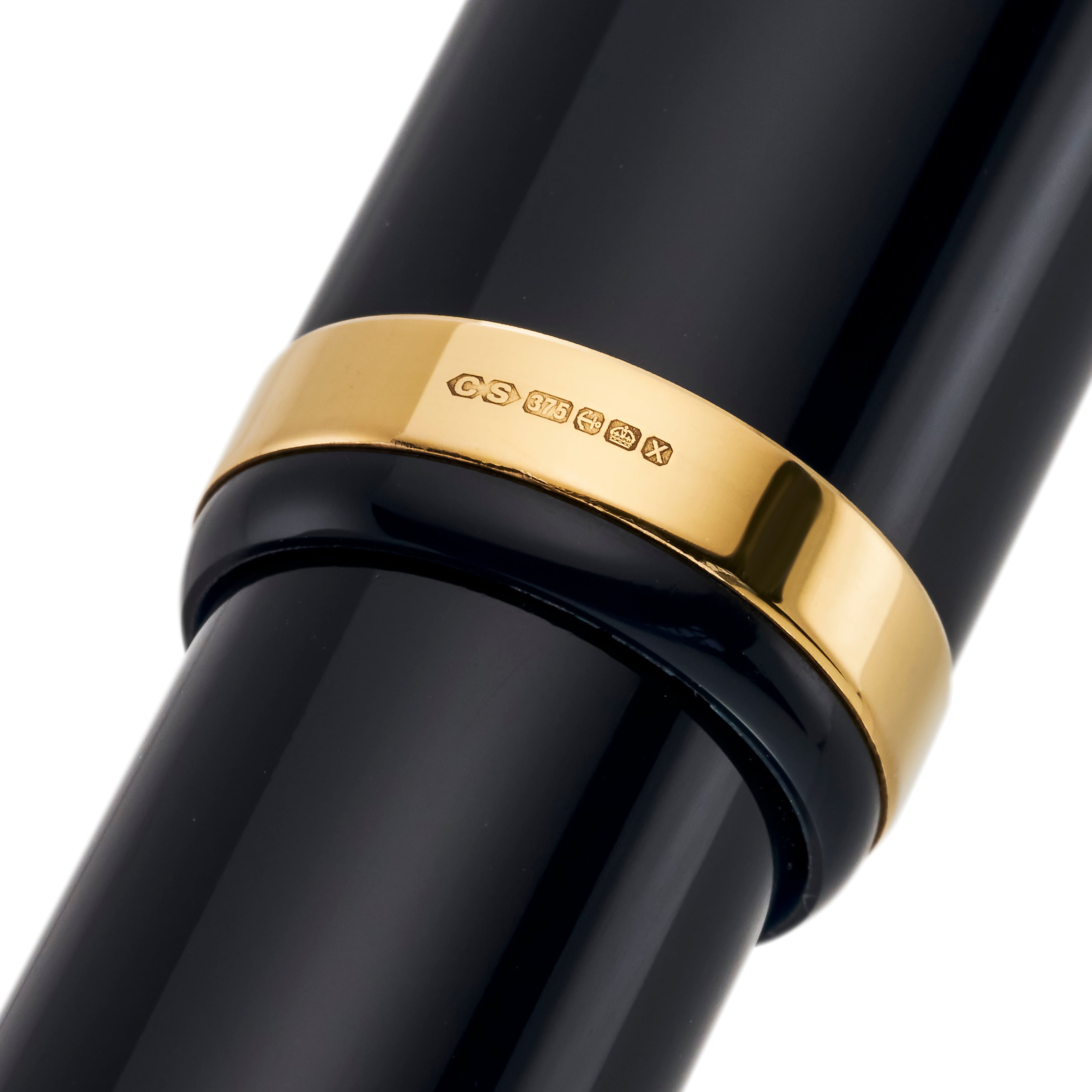 Close-up of the gold cap band hallmarked CS 375 on the Conway Stewart Churchill Midnight Blue fountain pen
