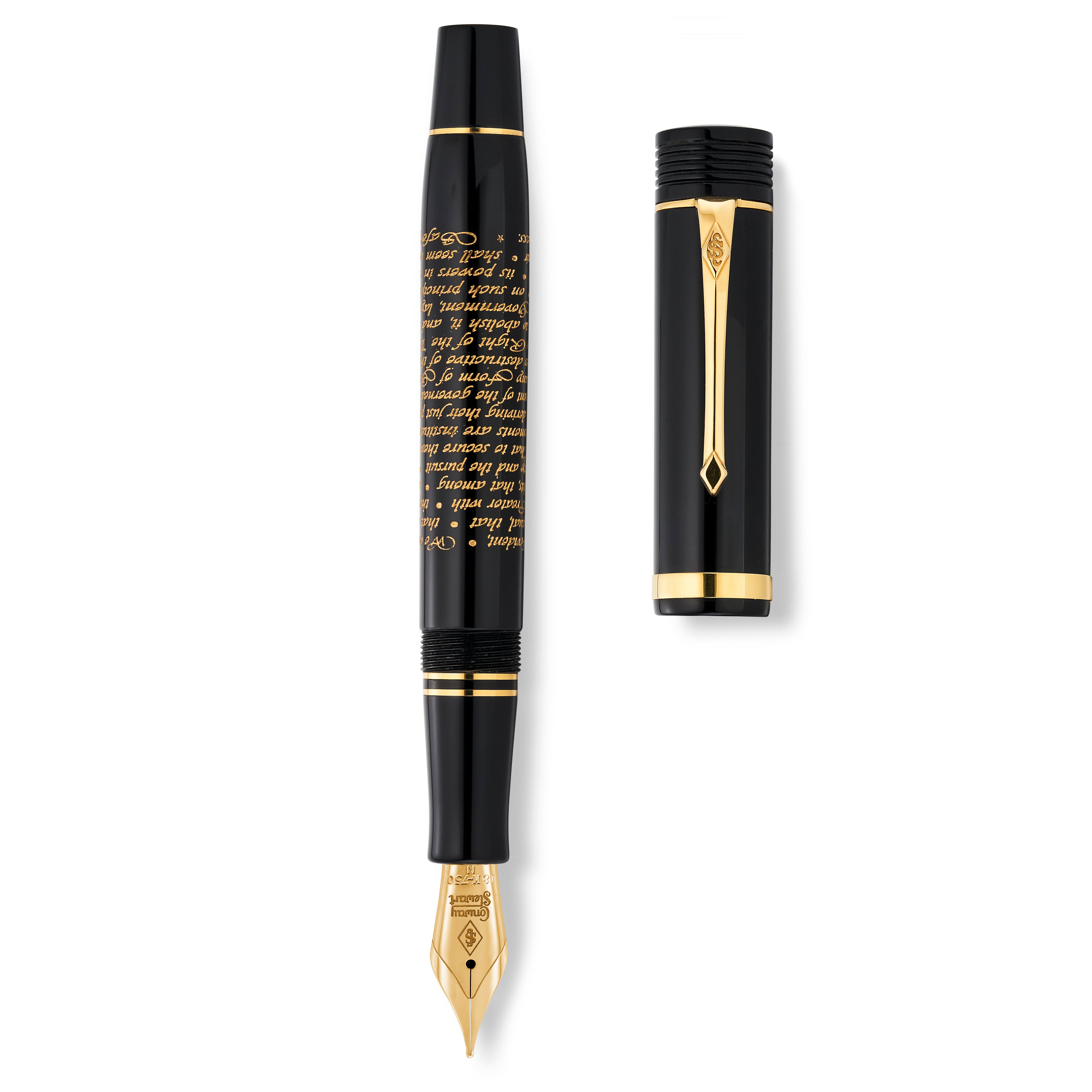 Stift und Kappe flach liegend, Feder sichtbar, goldene Schreibschrift-Gravur über die gesamte Länge des schwarzen Schafts