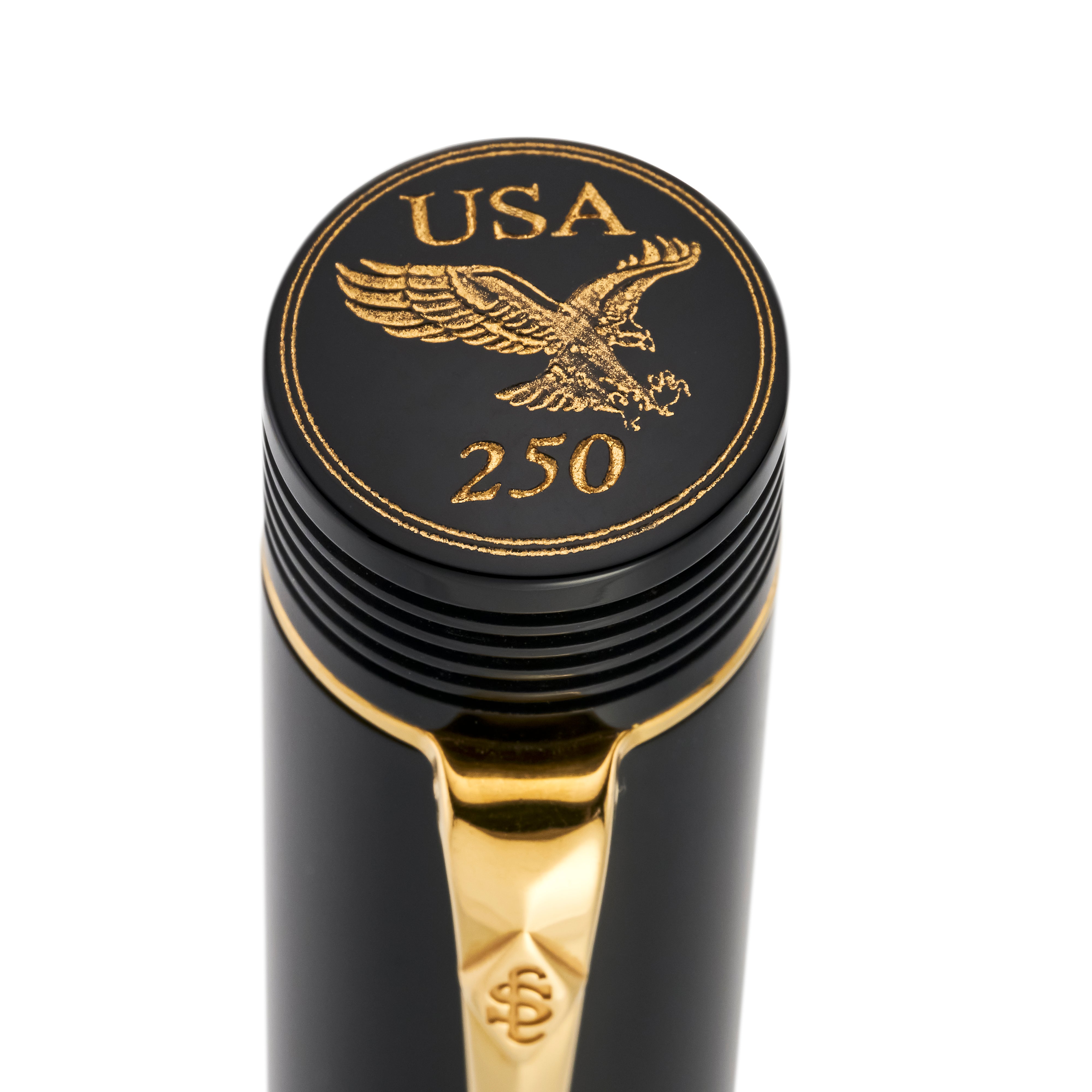 Makroaufnahme der Kappenkuppe mit graviertem Adler-Emblem, USA und 250 in Gold
