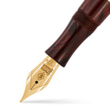 Nahaufnahme der Goldfeder des Conway Stewart Marlborough Vintage Rose Ripple Füllfederhalters
