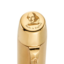 Primer plano del remate del capuchón grabado con un retrato de William Shakespeare y Made in England