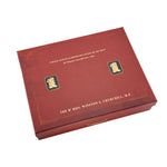 Coffret de présentation rouge profond estampé de la citation de Churchill sur les stylos et de médaillons à blason doré
