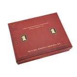 Coffret de présentation rouge profond estampé de la citation de Churchill sur les stylos et de médaillons à blason doré