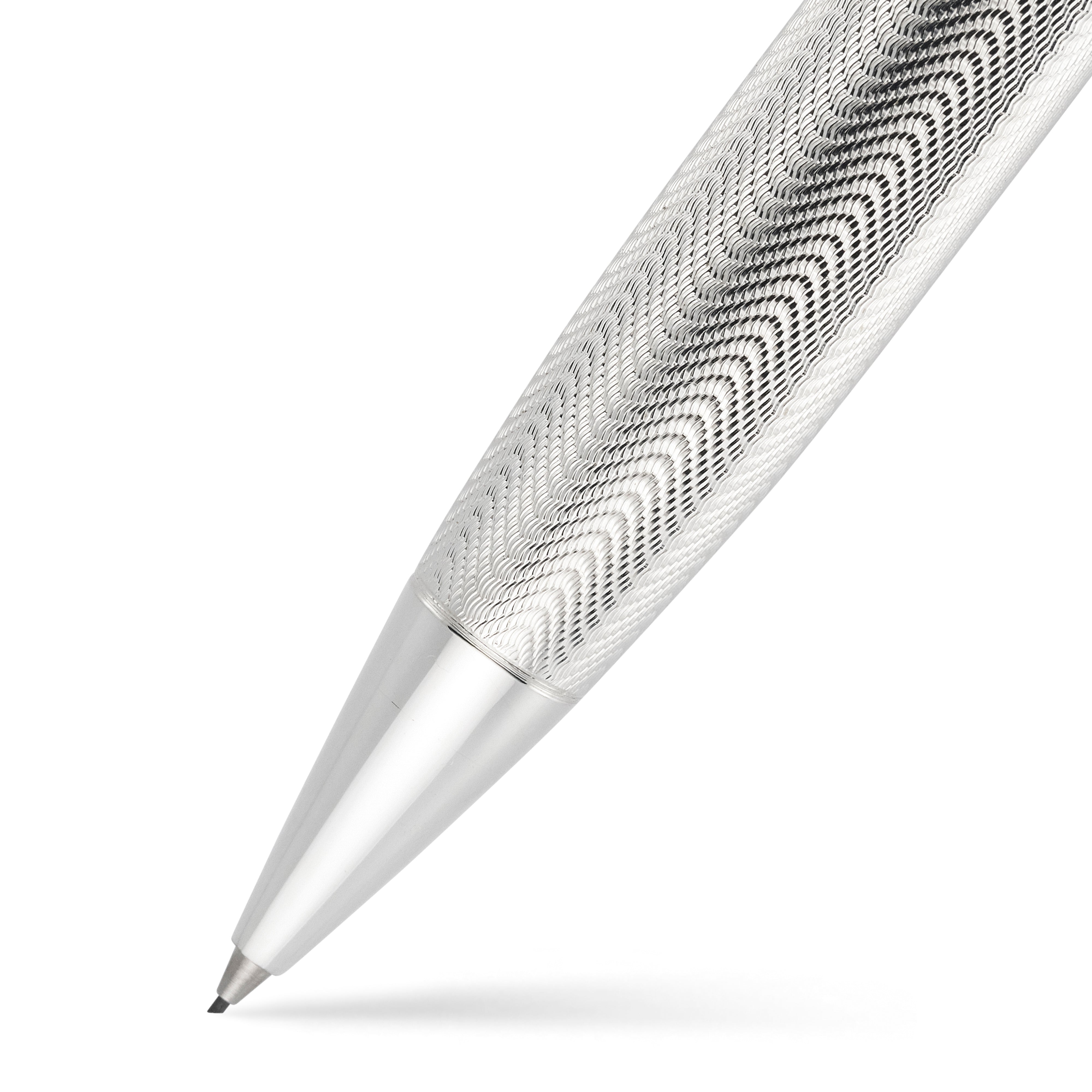 Primer plano de la punta plateada afilada del Dylan Thomas Propelling Pencil