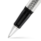 Nahaufnahme des schwarzen Griffstücks und der silbernen Konusspitze des Doctor's Pen Tintenrollers