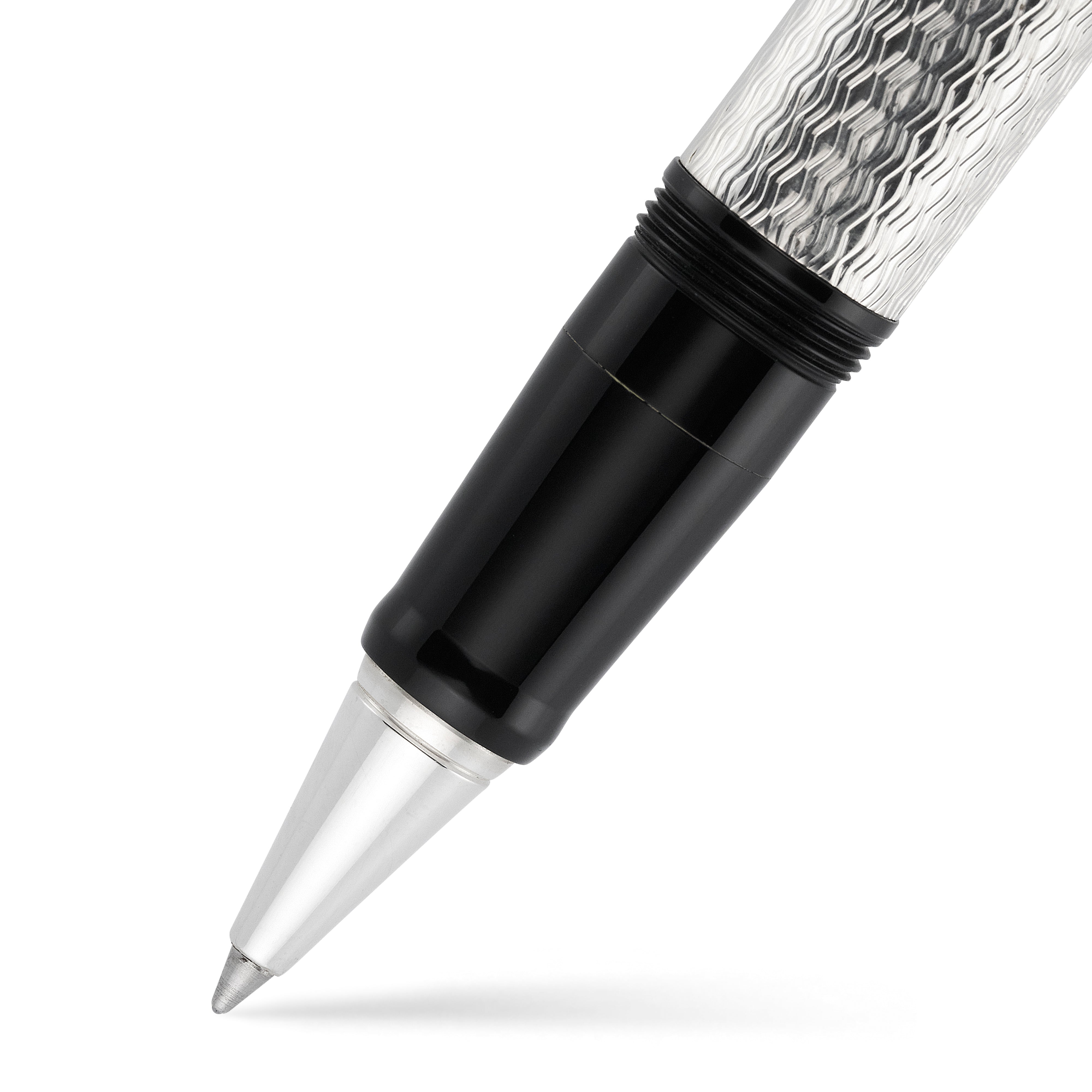 Nahaufnahme des schwarzen Griffstücks und der silbernen Konusspitze des Doctor's Pen Tintenrollers