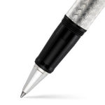 Tintenroller-Spitzen-Nahaufnahme am King Charles III Coronation Stift, schwarzes Griffstück und silberner Konus