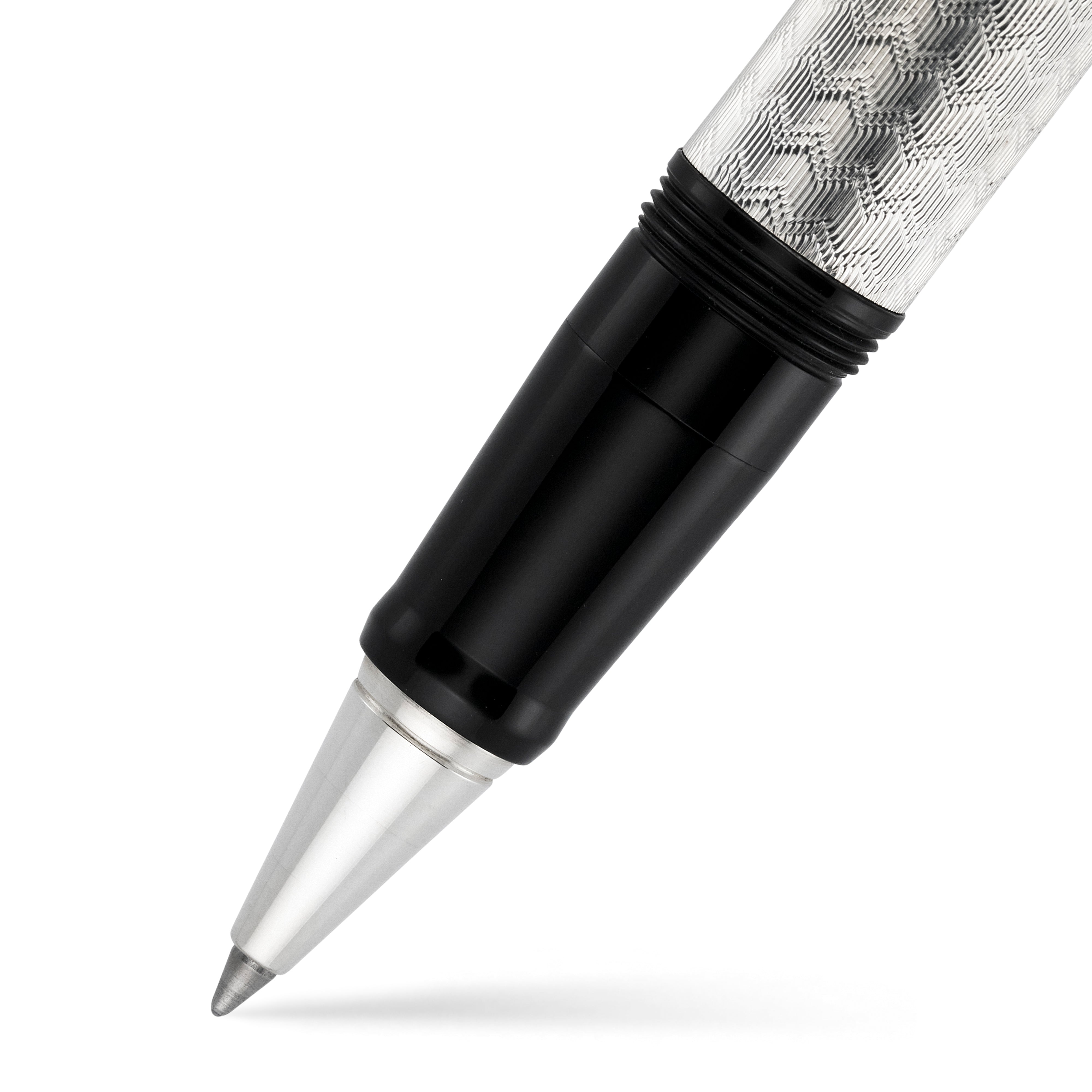 Tintenroller-Spitzen-Nahaufnahme am King Charles III Coronation Stift, schwarzes Griffstück und silberner Konus