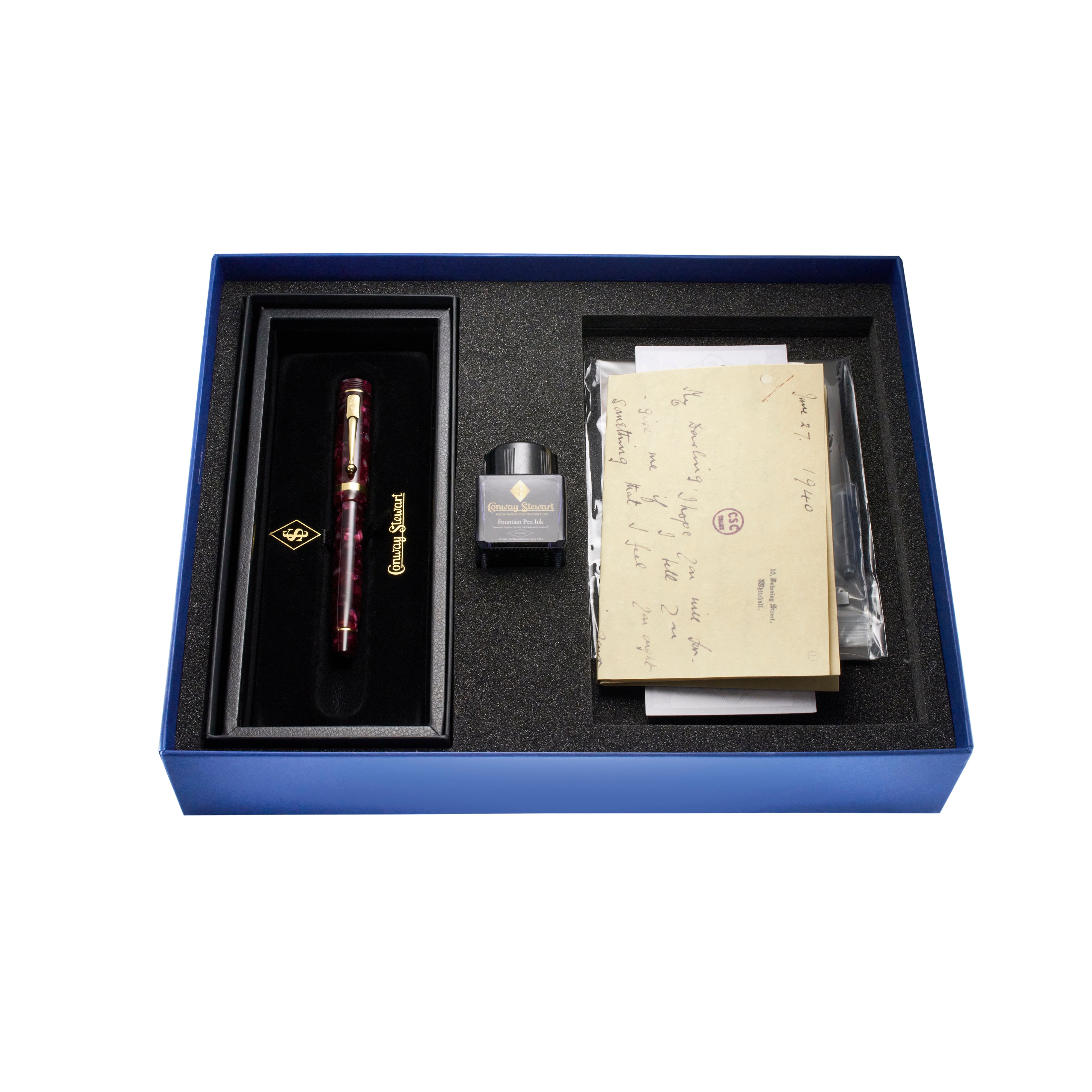 Coffret de présentation Lady Churchill Burgundy Pearl dans un coffret bleu avec flacon d'encre et fac-similé de lettre