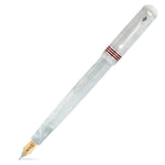 Pluma estilográfica Conway Stewart Raleigh White Crystal, con el capuchón puesto, detalles plateados con anillos rojos