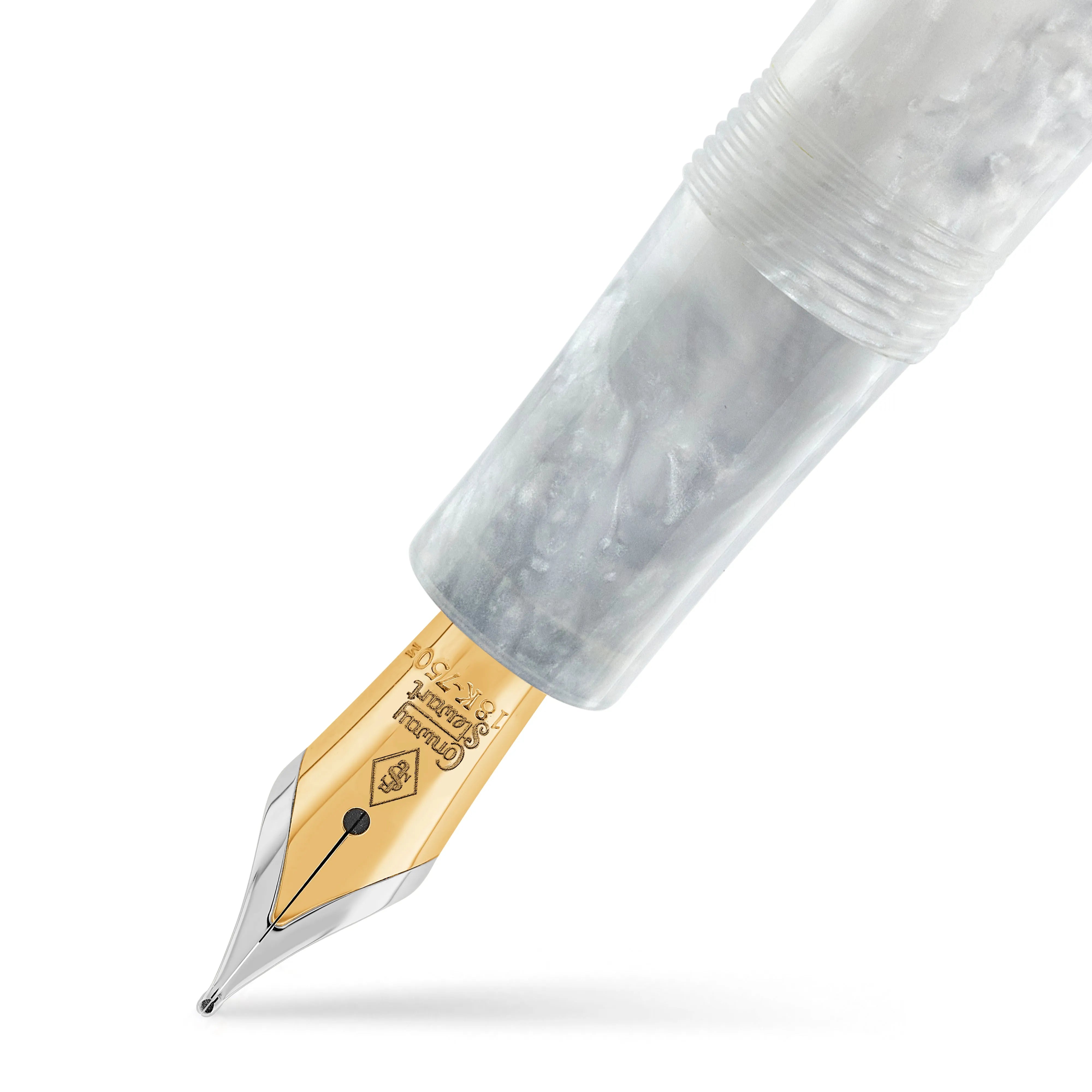 Primer plano del plumín en la pluma Raleigh White Crystal, plumín dorado y cuerpo jaspeado blanco
