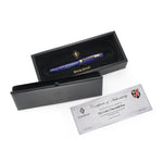 Lady Churchill Blue Stardust Stift in seiner schwarzen Geschenkbox neben einem nummerierten Zertifikat