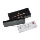 Stylo-plume Lady Churchill Burgundy Pearl dans son étui, à côté du certificat d'authenticité