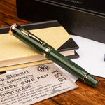 Brunel GWR Pen mit geschlossener Kappe, liegend über einer schwarzen Geschenkbox und einem Notizbuch, Echtheitszertifikat darunter