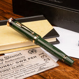 Brunel GWR Pen mit geschlossener Kappe, liegend über einer schwarzen Geschenkbox und einem Notizbuch, Echtheitszertifikat darunter
