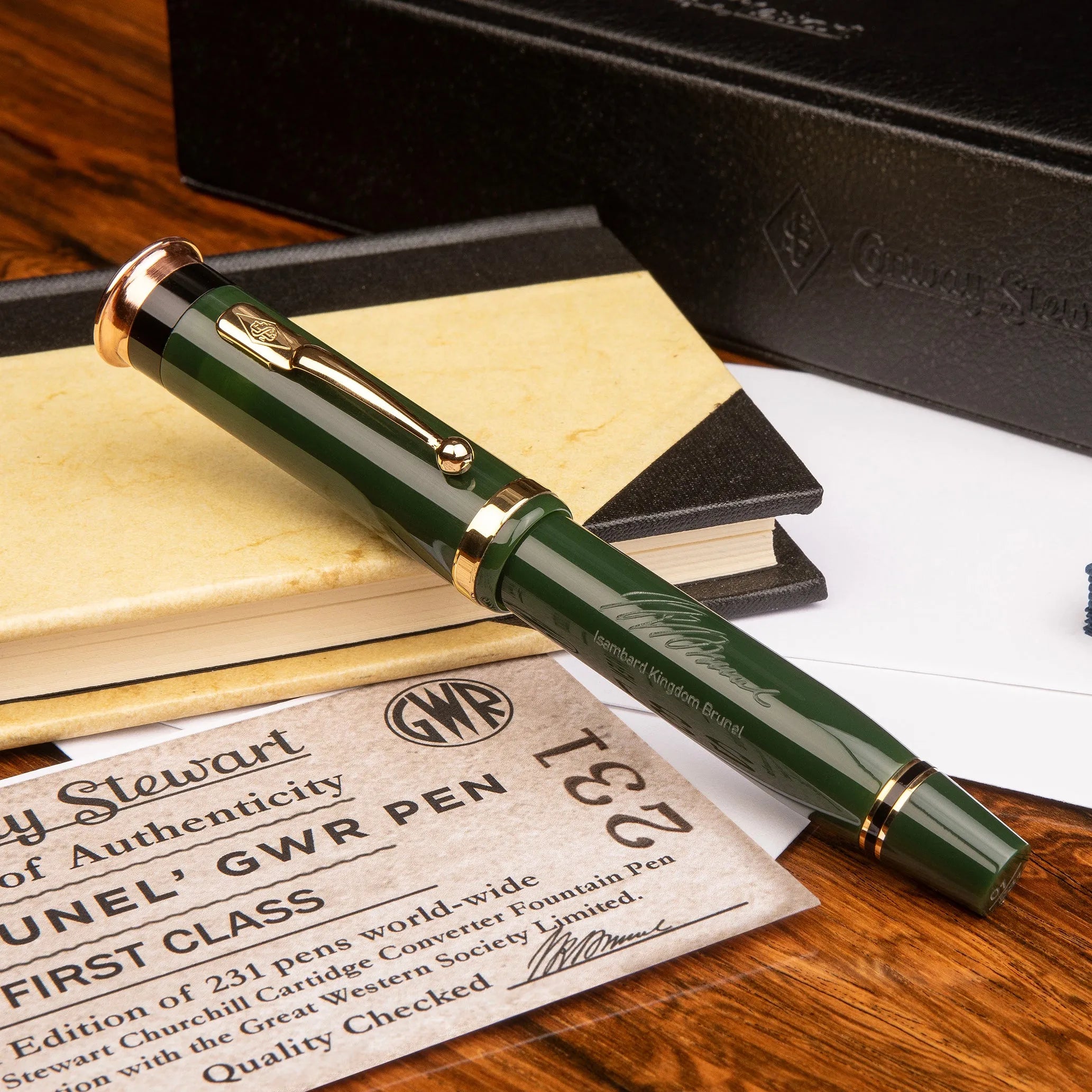 Brunel GWR Pen mit geschlossener Kappe, liegend über einer schwarzen Geschenkbox und einem Notizbuch, Echtheitszertifikat darunter