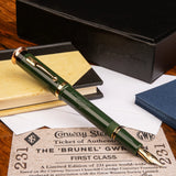 Brunel GWR Pen mit geschlossener Kappe auf einem Notizbuch und einer Box, weiße und blaue Umschläge rechts daneben