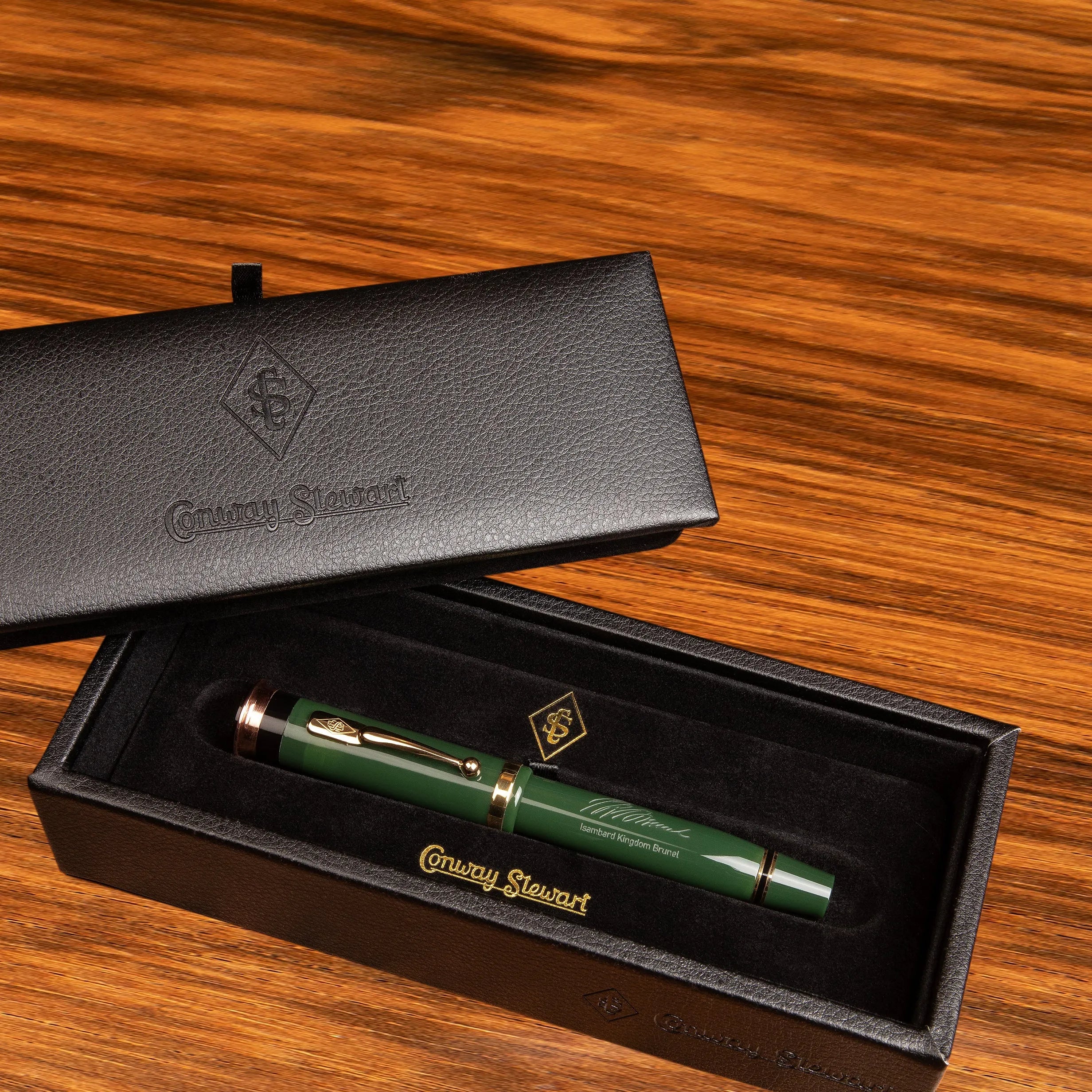 Brunel GWR Pen liegend in seiner geöffneten schwarzen Geschenkbox mit goldenem Conway Stewart Markenzeichen