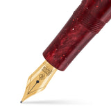 Raleigh Red Stardust万年筆のゴールドニブのクローズアップ