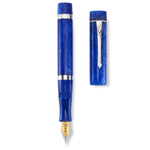 Marlborough Sapphire Blueのペンとキャップを別々に置いた俯瞰視点。シルバークリップのディテール