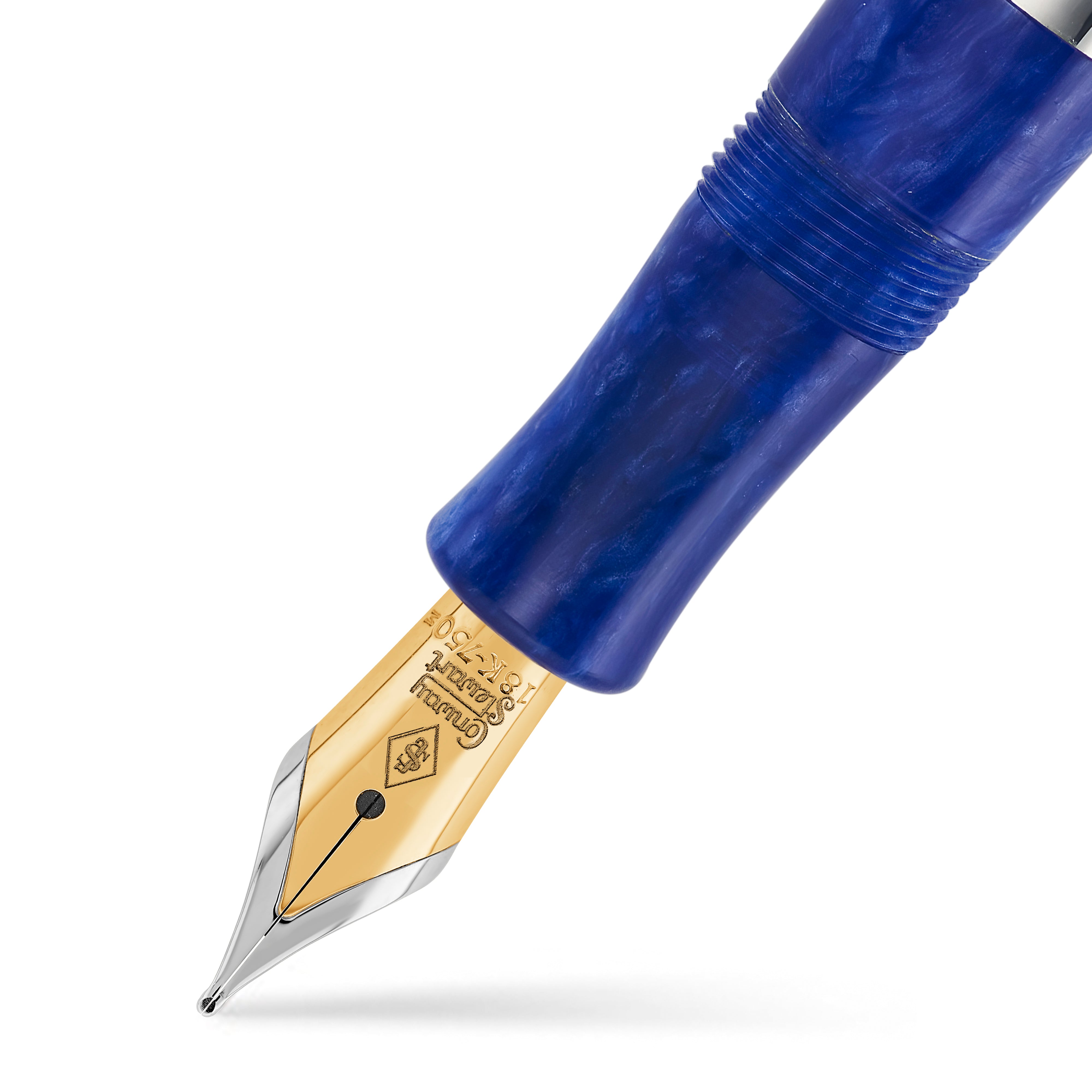 Marlborough Sapphire Blueペンのペン先クローズアップ。ゴールドニブとブルーのマーブル模様の軸