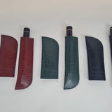 Drei erweiterbare Leder-Stiftetuis in Bordeauxrot, Grün und Marineblau, jeweils mit einem Stift