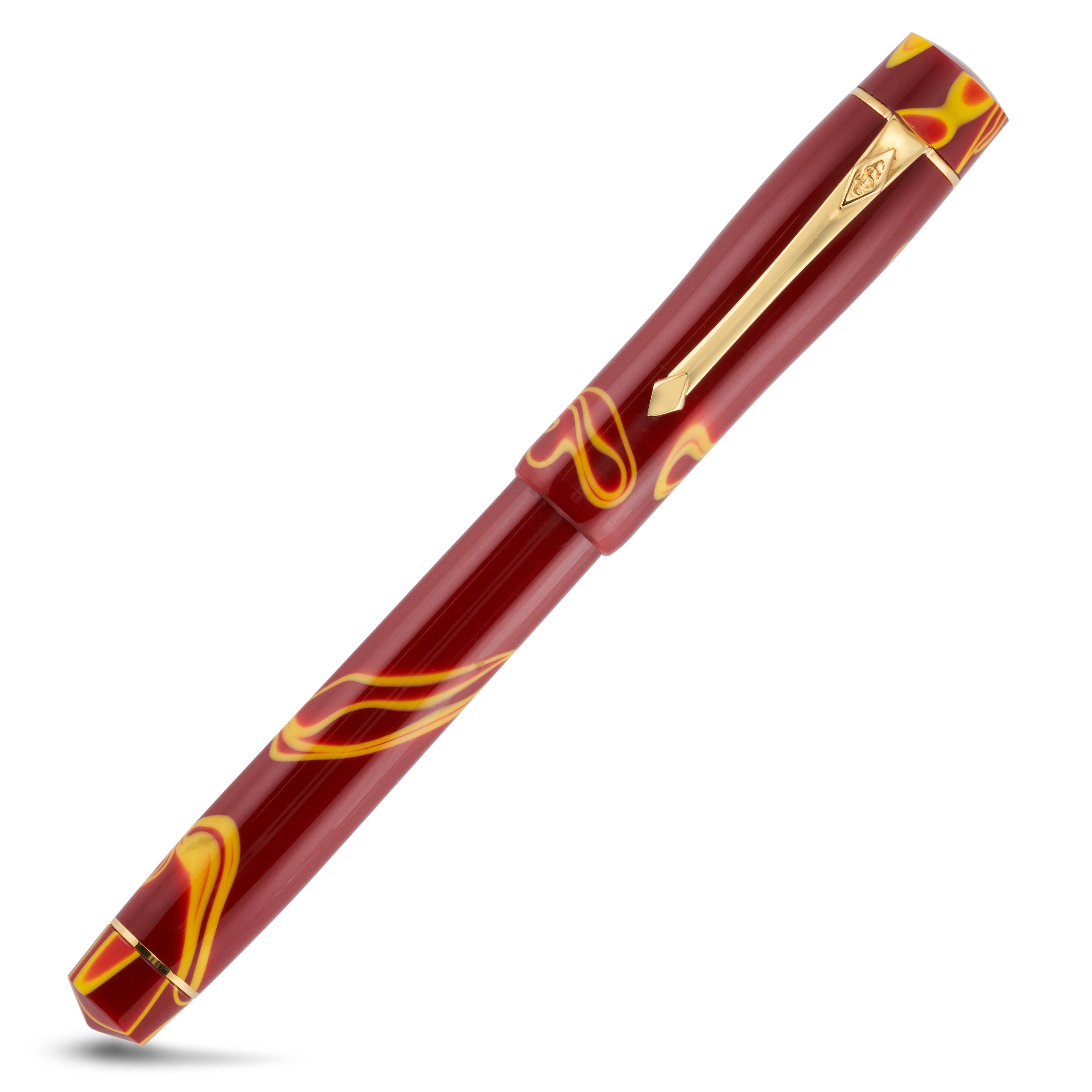 Wellington Yellow Whirl फाउंटेन पेन कैप लगाकर, लाल और पीले स्वर्ल बैरल का तिरछे कोण से दृश्य
