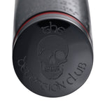 Kappenkuppe des Detection Club Stifts graviert mit einem Totenkopf und dem Schriftzug The Detection Club