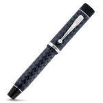 Conway Stewart Churchill Lawyer's Pen à motif chevron bleu marine, angle différent, détail du clip argenté