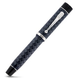 Conway Stewart Churchill Lawyer's Pen à motif chevron bleu marine, angle différent, détail du clip argenté