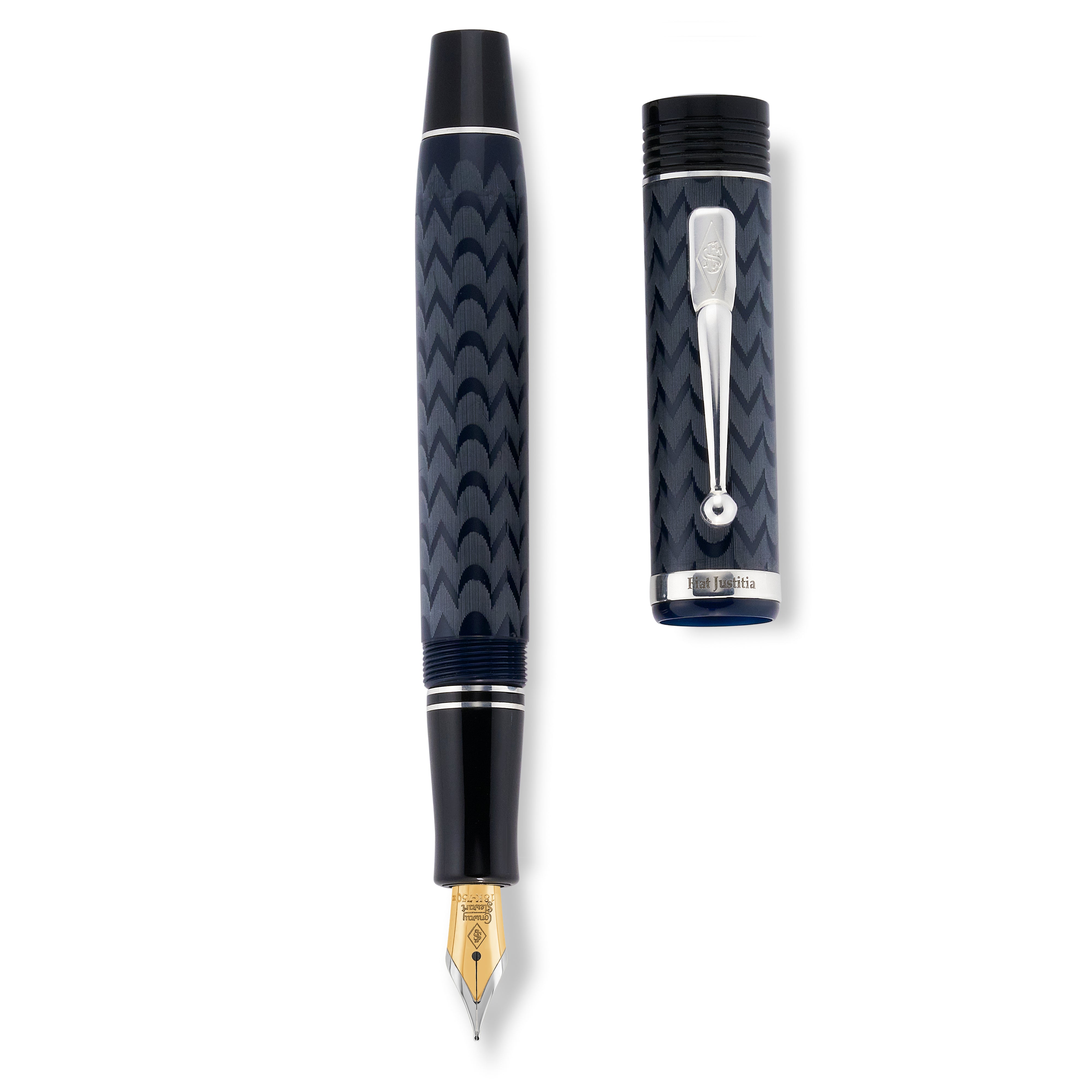 Stylo Conway Stewart Churchill Lawyer's Pen et son capuchon présentés séparément, vue de dessus, gravure 'Fiat Justitia' visible