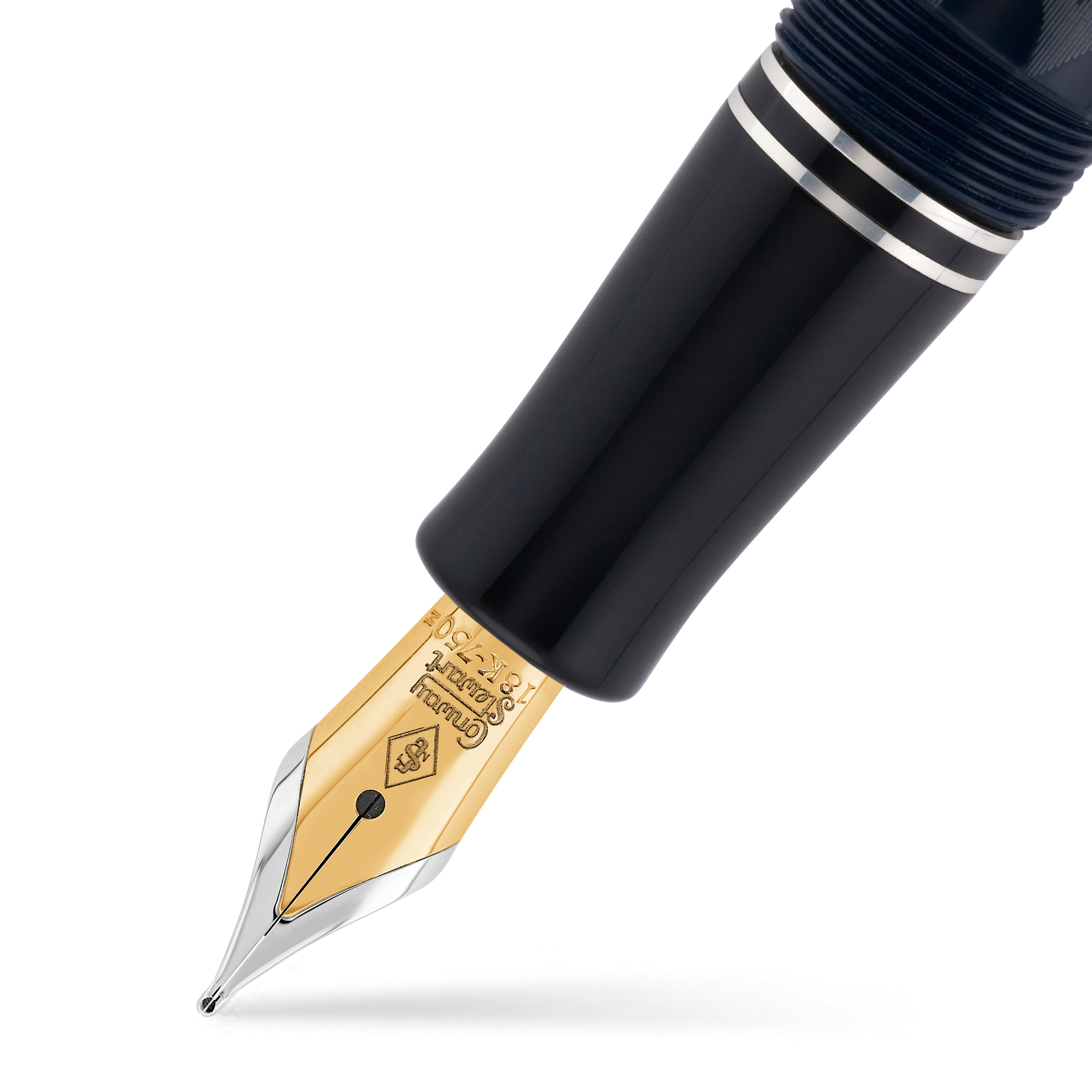 Gros plan de la plume du Churchill Lawyer's Pen, plume dorée sertie dans un corps chevron bleu marine