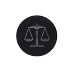 Sommet de capuchon du Conway Stewart Churchill Lawyer's Pen gravé d'un motif de balance de la justice, gros plan