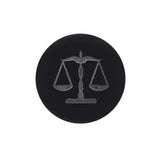 Sommet de capuchon du Conway Stewart Churchill Lawyer's Pen gravé d'un motif de balance de la justice, gros plan