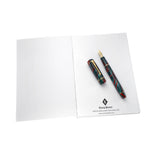 Recambio de cuaderno A5 abierto con una estilográfica jaspeada roja y verde sobre la contraportada de la marca Conway Stewart