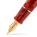 Nahaufnahme der Goldfeder und des kirschroten Griffstücks des Conway Stewart Series 100 Cherry Red Füllfederhalters