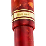 Nahaufnahme des mit CS 375 punzierten goldenen Kappenrings des Conway Stewart Series 100 Cherry Red Füllfederhalters