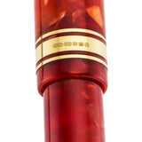 Nahaufnahme des mit CS 375 punzierten goldenen Kappenrings des Conway Stewart Series 100 Cherry Red Füllfederhalters